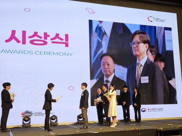 민성진 국토교통과학기술진흥원 실장이 기업가정신 확산 및 유공포상 장관상을 받고 있다.(사진제공=국토교통진흥원)