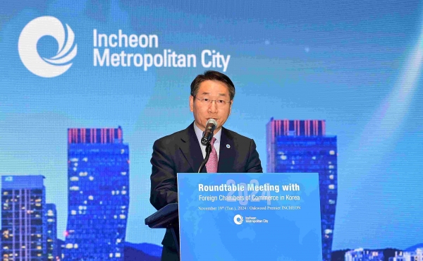 유정복 인천광역시장이 19일 송도 오크우드호텔에서 열린 '2024 주한외국상공회의소 회장단 라운드테이블'에서 인사말을 하고 있다.
