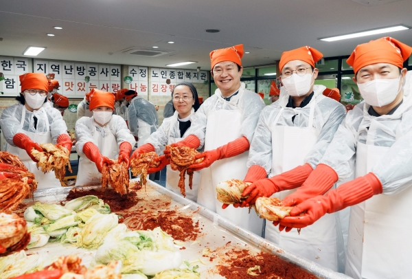 (가운데 왼쪽부터) 양은미 수정노인복지관장, 한국지역난방공사 정용기 사장.