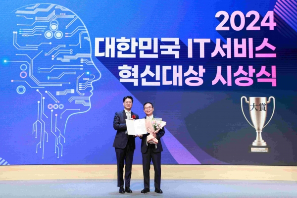테크빌교육이 13일 진행된 한국IT서비스학회 추계학술대회에서 교육부장관상을 수상하고 기념 사진을 촬영하고 있다. 이정훈 한국IT서비스학회 회장(왼편)과 이형세 테크빌교육 대표(오른편))