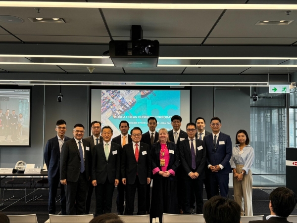 HSBC홍콩본점, 참석자(안병길 사장 왼쪽에서 세 번째, 주요 기관 참석자? 사장님 왼편 Rachel Watson(HSBC 아시아퍼시픽 Leveraged&Acquisition Finance 공동대표), 배진영부장님 오른편 Ashish Sharma(HSBC 아시아퍼시픽 Leveraged&Acquisition Finance 공동대표 겸 Loan Syndication 아시아퍼시픽 대표), 사장님 오른편뒷편 Oliver Kadhim(HSBC 아시아퍼시픽 기관금융대표)