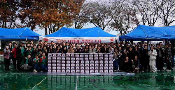 수원여자대학교(총장 장기원)가 지난 11월 15일 수원여대 인제캠퍼스 야외광장에서 '2024 사랑의 김장나눔 담그기' 행사를 진행했다.