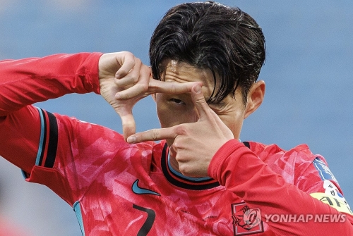 19일 오후(현지시간) 요르단 암만 국제경기장에서 열린 2026 북중미 월드컵 아시아 3차 예선 B조 한국과 팔레스타인의 경기. 한국의 손흥민이 동점골을 넣은 뒤 찰칵 세리머니를 하고 있다. 손흥민은 이 골로 황선홍을 넘어 역대 A매치 득점 단독 2위로 올라섰다.