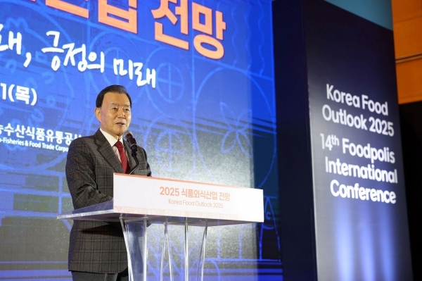 2025 식품외식산업 전망 모습(개회사하는 한국농수산식품유통공사 홍문표 사장)
