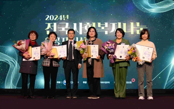 은성호 보건복지부 인구사회서비스정책실장이 김인숙 자원봉사자(달서구본리종합사회복지관)를 비롯한 자원봉사 유공자 부문 수상자들에게 보건복지부장관 표창을 수여하고 있다. (사진제공=한국사회복지협의회)