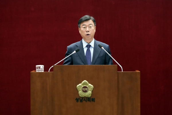 제298회 성남시의회 제2차 정례회에서 신상진 성남시장이 2025년도 시정연설을 하고 있다.
