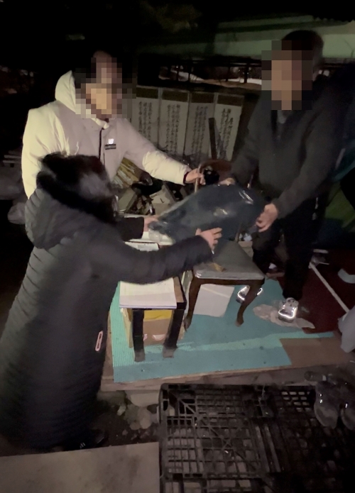 성남시 여수고가교 시청 방면 쪽에서 노숙인과 거리 상담 모습(사진제공=성남시)