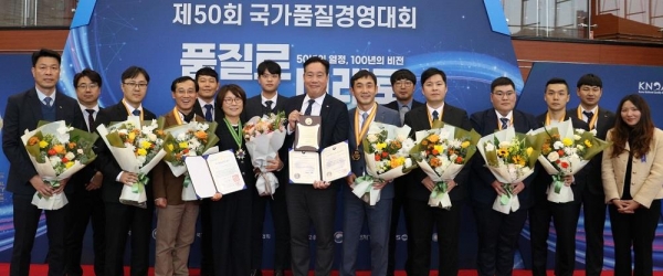 한국서부발전은 20일 서울 코엑스에서 열린 '제50회 국가품질경영대회'에서 품질관리 체계 고도화 등의 성과를 인정받아 품질경쟁력 우수기업으로 선정됐다. 사진은 김평기 서부발전 발전처장(왼쪽 여덟 번째)과 수상자들이 기념촬영하는 모습