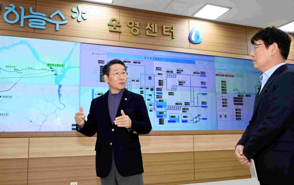 유정복 인천광역시장이 21일 상수도사업본부를 방문해 인천하늘수 통합운영센터 운영현황을 점검하고 있다.