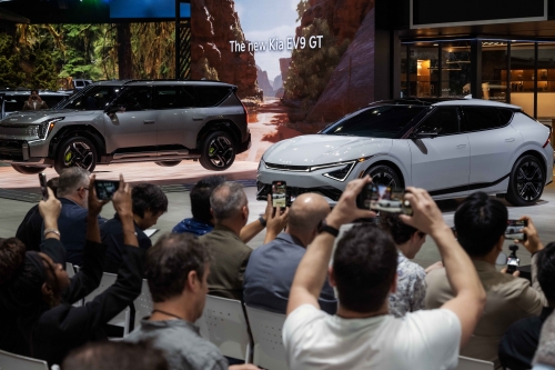 '2024 LA 오토쇼'에서 공개된 기아 '더 기아 EV9 GT(왼쪽)'와 '더 뉴 EV6(오른쪽)'