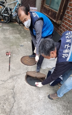 ▲ 월동모기 유충 구제작업을 하고 있는 모습 [사진= 성동구 제공]