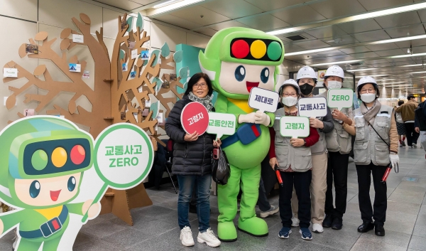 한국도로교통공단이 11월 22일 서울 4호선 동대문역사문화공원역에서 '2024 고령자 교통사고 제로(ZERO) 캠페인'을 열고 문화 공연 및 고령자 교통안전 홍보작품 공모전 수상작 전시, 시민 참여 행사를 진행했다. (사진제공=한국도로교통공단)