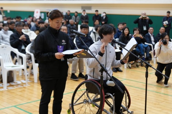 23일∼24일 개최된 한국동그라미파트너스 전국장애인 배드민턴대회에서 대한장애인배드민턴협회 박종금 상임심판과 한국장애인고용공단 소속 유수영 선수의 선서 모습