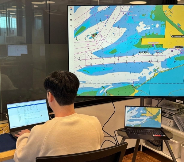 맵시 네비게이션으로 항행여건을 확인하고 있다.(사진 제공=인천항만공사)