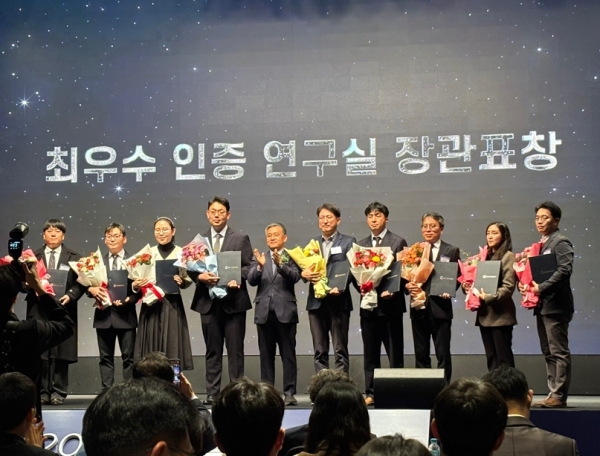 한수원 중앙연구원이 25일 2024년 안전관리 최우수연구실로 선정되어 과기부 장관상을 수상했다.j