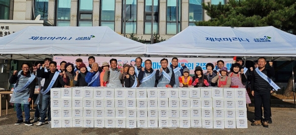 경기평택항만공사(사장 김석구)는 25일 경기도 화성시 제부도 마을회관에서 '제부마리나 사랑의 김장 나눔 행사'를 실시했다.
