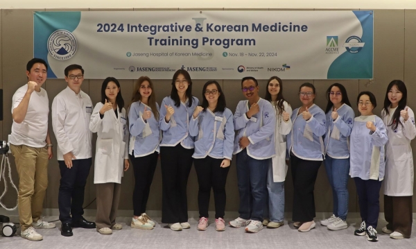 한의학 임상연수 오프라인 프로그램에 참석한 해외 의료진과 자생한방병원 관계자들이 기념사진을 찍고 있다.