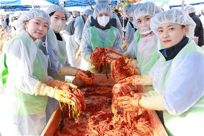 한림대학교강남성심병원 나눔봉사단원들이 '2024 영등포구 김장 한마당 축제' 봉사에 참여해 김치를 담그고 있다.