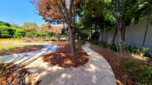 흙콘크리트 보행로.[사진=강남구]