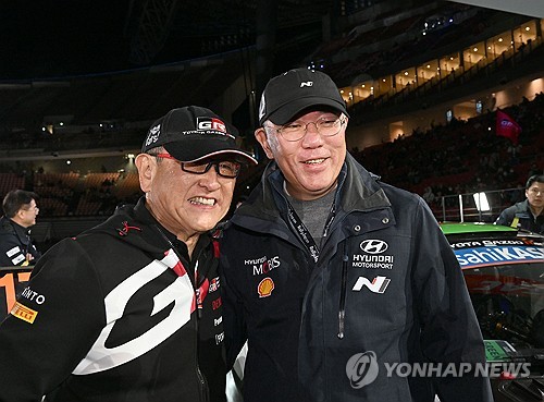 기념촬영하는 정의선 회장과 아키오 회장24일 현대자동차는 일본 아이치현과 기후현에서 열린 2024 WRC(World Rally Championship) 마지막 라운드를 끝으로 2024 WRC 시즌 드라이버·코드라이버 부문 우승을 달성했다고 밝혔다. 이날 정의선 현대차그룹 회장과 도요다 아키오 도요타그룹 회장이 WRC 일본 랠리 후 기념촬영을 하고 있다. [사진=현대차·기아 커뮤니케이션센터]