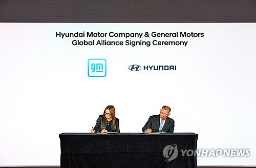 현대자동차, 미 제네럴 모터스(GM)와 포괄적 협력 위한 MOU 체결글로벌 완성차 기업인 현대차와 미국 제너럴모터스(GM)가 승용차는 물론 상용차를 공동 개발하고 생산하기로 했다. 또 수소를 포함한 친환경 에너지 개발에 협력하고 공급망 등 주요 전략적 분야에서도 힘을 모으기로 했다. 현대차와 GM은 최근 미국 뉴욕 '제네시스 하우스'에서 이러한 내용이 담긴 포괄적 협력을 위한 업무협약(MOU)을 체결했다고 12일 밝혔다. 정의선 현대차그룹 회장과 메리 바라 GM 회장 겸 최고경영자(CEO)가 체결식에 직접 참석, MOU에 서명했다. 사진은 미국 뉴욕의 제네시스 하우스에서 정의선 회장(오른쪽)과 메리 바라 회장이 협약서에 서명하고 있는 모습.