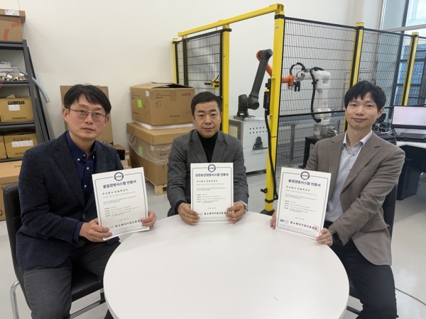 진솔루션즈 오승용 대표(왼쪽부터), 김동훈 대표, 황의담 연구소장이 이번에 획득한 ISO 품질·안전보건·환경경영시스템 인증서를 각자 들고 함께 기념촬영을 하고 있다.