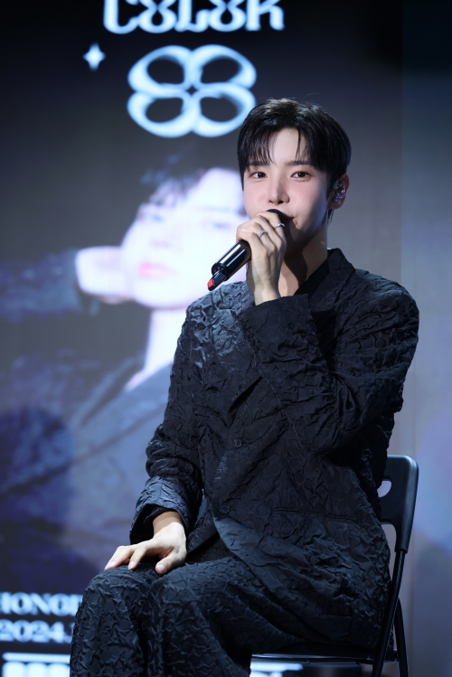 배우 겸 가수 현우