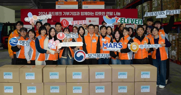 한국사회복지협의회 임직원과 기부기업 관계자들이 푸드패키지를 마친후 기념촬영을 하고 있다.