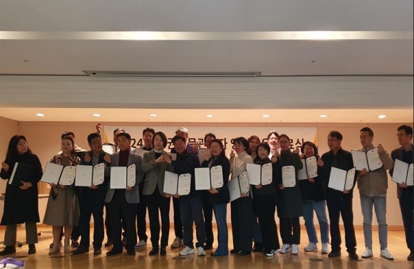 지난 11월 26일 개최된 소상공인시장진흥공단 상권전문관리자 양성교육 수료식에서 기념사진을 촬영하고 있다