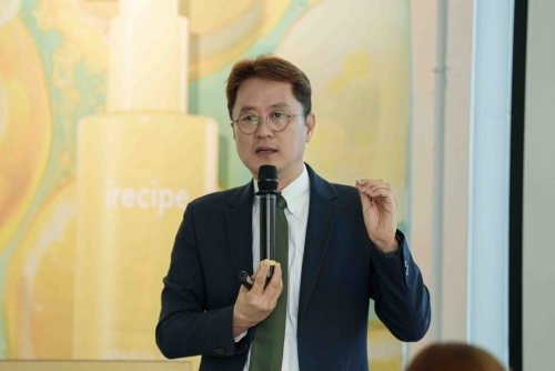 발표하는 선진뷰티사이언스 이성호 대표.