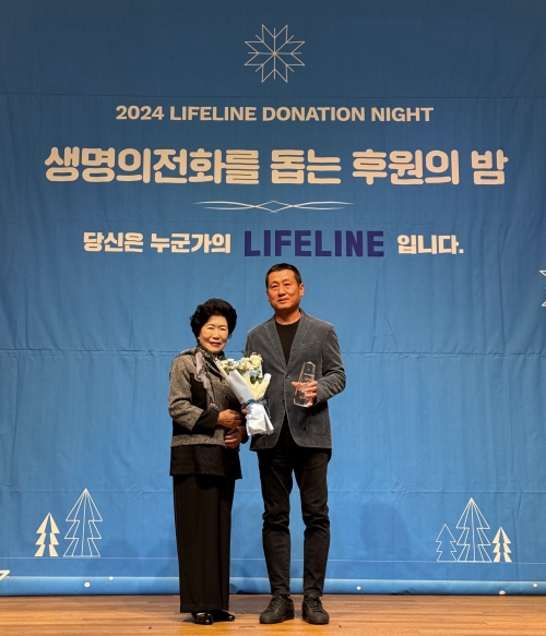정성원 박카스사업부 사업부장(오른쪽)과 임혜숙 생명의전화 이사장이 기념 촬영 중이다.