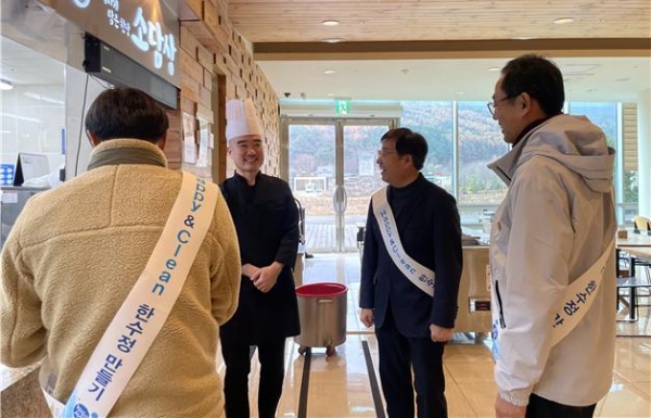 한창술 국립백두대간수목원장이 협력업체를 방문해 인권에 관한 소통을 진행하고 클린신고센터 홍보를 하고 있다.