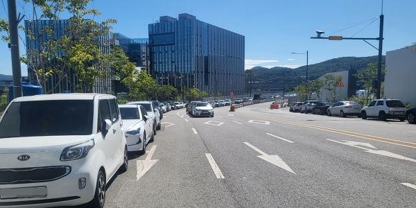 불법주정차 단속 전 판교 테크노밸리 인근 도로 모습.(사진제공=성남시)