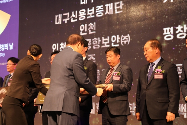 11월 27일 서울 드래곤시티 호텔에서 열린 '2024년 지역사회공헌 인정의 날' 기념행사에서 한국수목원정원관리원이 지역사회공헌 인증 기관으로 선정되 한국수목원정원관리원 윤기택 경영본부장(오른쪽에서 두 번째)이 인증패를 받고 있다.