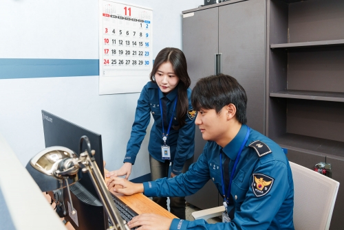 경찰관 복장을 한 대학생 서포터즈가 방탈출 체험을 진행하고 있다.