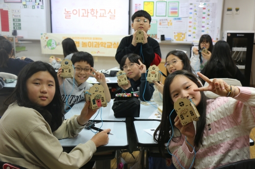 지난 27일 인천 서구 해원초등학교에서 진행된 태양광 조명 만들기 수업 모습