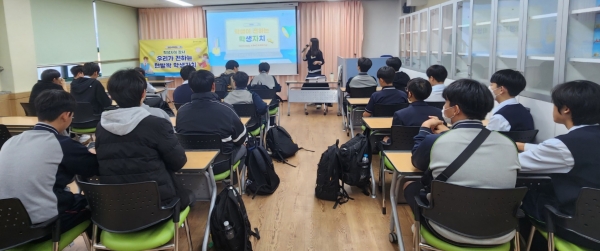 인천시교육청(교육감 도성훈)은 관내 초․중․고등학교 65교 학생회를 대상으로 고등학생 학생 자치 강사가 진행하는 학생 자치 교육을 지난 27일 실시했다.