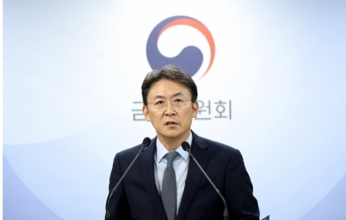 금융위원회 권대영 사무처장이 지난 27일 오후 정부서울청사에서 정례회의 결과 브리핑을 하며 무궁화신탁에 대한 경영개선 명령을 내렸다.[연합]