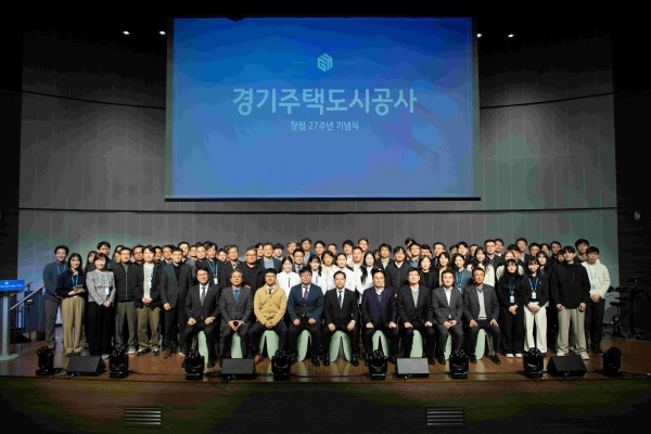 경기주택도시공사(GH)는 광교 사옥 이전 후 첫 창립일(12월1일)을 앞두고 11월 29일 본사 대강당에서 김세용 사장 등 임직원, 경기도 등 유관기관 관계자, 지역주민들이 참석한 가운데 공사 창립 27주년 기념식을 열었다.