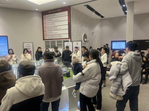 힐스테이트 등촌역 견본주택에 몰려든 관람객들의 모습.[현대건설]
