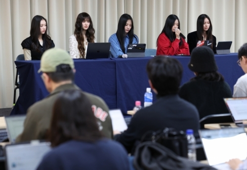 걸그룹 뉴진스가 지난 달 28일 서울 강남구 스페이스쉐어 삼성역센터에서 열린 전속계약 해지 관련 기자회견에 참석했다.