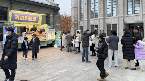 '자녀동반 친환경, 탄소중립 체험행사'에서 다회용컵으로 음료를 받는 체험행사를 진행하고 있다. (사진제공=한국도로교통공단)