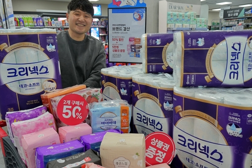 롯데마트 제타플렉스 잠실점에서 위생용품을 홍보하는 성민경 MD의 모습