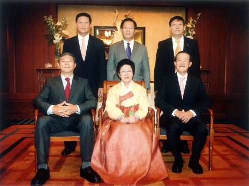 고(故) 구위숙 여사사와 자제들[사진=GS그룹]