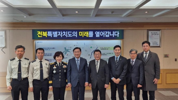 3일 박성효 소상공인시장진흥공단 이사장이 전북도청 도지사실에서 전통시장 화재 안전 간담회 이후 단체사진을 찍고 있다. (왼쪽에서 세 번째부터 이오숙 전북특별자치도 소방본부장, 김관영 전북특별자치도지사, 박성효 소진공 이사장, 이도열 소진공 광주호남지역본부장)
