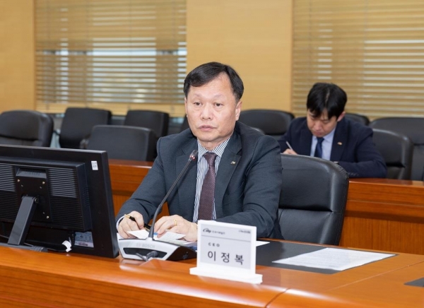 한국서부발전은 2일 충남 태안 본사에서 안전 경영 스티어링 커미티(Steering Committee·운영위원회)를 개최했다. (이정복 서부발전 사장이 회의를 주재하는 모습)