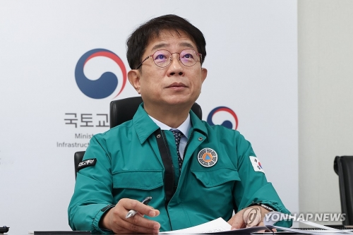 박상우 국토교통부 장관이 수송대책 점검회의에 참석하고 있다.[연합]