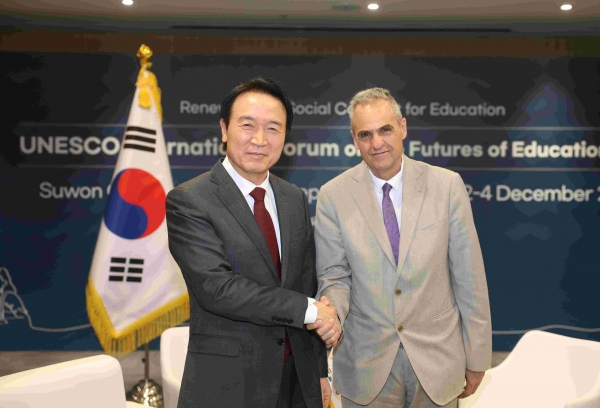 임태희 경기도교육감이 4일 '2024 유네스코 교육의 미래 국제포럼' 마지막 날을 맞아 페르난도 레이머스(미국) 유네스코 국제미래교육위원회 위원, 레나토 오페르티(우루과이) 유네스코 국제교육국 선임전문관과 양자 회담을 진행했다.