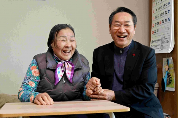 유정복 인천광역시장이 4일 남동구 논현동 독거 어르신 집을 방문해 한파대비 상황을 점검하고 있다.(사진제공=인천시)