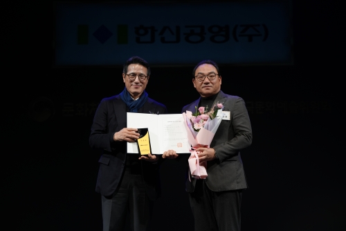 정병국 한국문화예술위원회 위원장(왼쪽)과 김정훈 한신공영(주) 기획담당임원이 문화예술후원 우수기관 신규인증 기념촬영을 하고 있다.[한신공영]